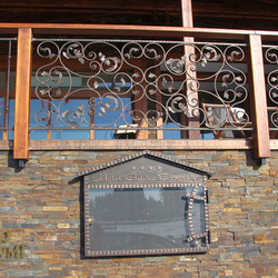 Garde-corps d'entrée et de la terrasse en fer forgé L'hôtel Galileo – détail Garde-corps d'entrée et de la terrasse en fer forgé L'hôtel Galileo – détail