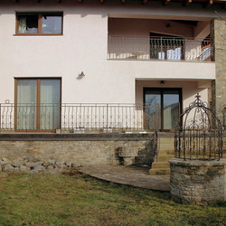 Balustrades extérieures - balustrades forgées de balcon sur une maison familiale Balustrades extérieures - balustrades forgées de balcon sur une maison familiale