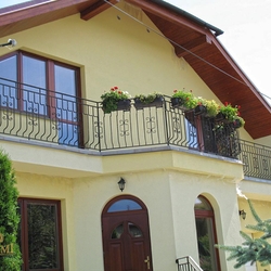 Garde-corps en fer forgé sur une maison familiale Garde-corps en fer forgé sur une maison familiale