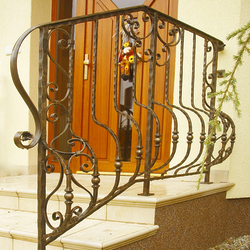 Garde-corps en fer forgé – L'entrée de la maison Garde-corps en fer forgé – L'entrée de la maison