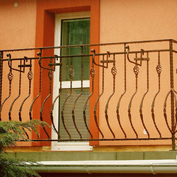 Garde-corps d'extérieur en fer forgé sur le balcon Garde-corps d'extérieur en fer forgé sur le balcon