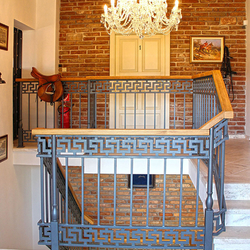Garde-corps antique de l'entreprise Ukovmi sur l'escalier près de l'entrée de la pension Garde-corps antique de l'entreprise Ukovmi sur l'escalier près de l'entrée de la pension