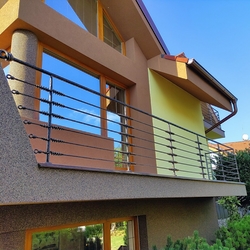 Balustrades artistiques forgées avec des nœuds forgés pour le balcon et la terrasse d'une maison familiale Balustrades artistiques forgées avec des nœuds forgés pour le balcon et la terrasse d'une maison familiale