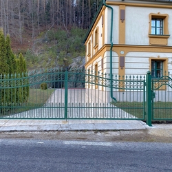Porte forge avec une porte de couleur verte et une patine dore