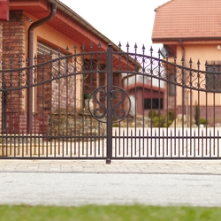 Porte forge fabrique pour une maison individuelle