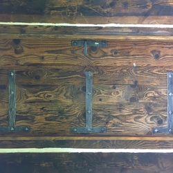 Accessoires forgs sur les portes d'une maison de campagne vintage