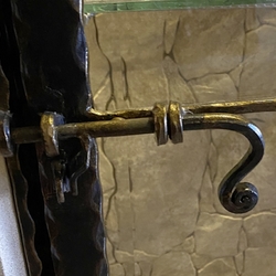 Verrou forg sur une vitrine dans un btiment historique