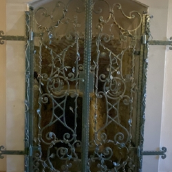 Grille forge dans un btiment historique