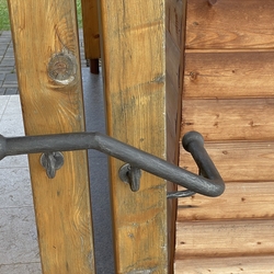 Main courante forgée à l'extérieur de l'église, facilitant le passage sécurisé des fidèles Main courante forgée à l'extérieur de l'église, facilitant le passage sécurisé des fidèles
