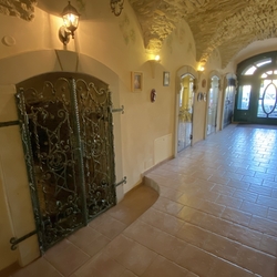 Grilles historiques, portes et vitrines fabriques par la forge artistique UKOVMI pour un btiment historique