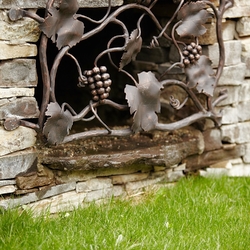 Grille forge à la main avec motif de vigne sur la cave à vin