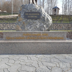 Inscriptions forgées en couleur dorée au lieu de pèlerinage de Butkov Inscriptions forgées en couleur dorée au lieu de pèlerinage de Butkov