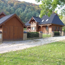 Vue d'ensemble de la clôture forgée de la maison de campagne de face - design vintage Vue d'ensemble de la clôture forgée de la maison de campagne de face - design vintage