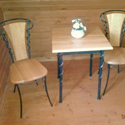 Table et chaises en fer forgé comme partie du mobilier dans la chambre de la pension Šariš Table et chaises en fer forgé comme partie du mobilier dans la chambre de la pension Šariš