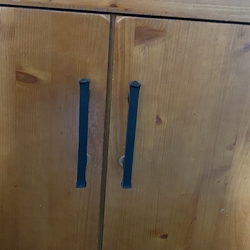 Poignes forges sur une vieille armoire rnove
