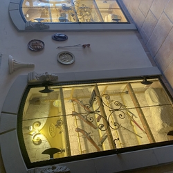 Vitrines en verre forgées dans une maison bourgeoise du 15e siècle à Spišská Nová Ves Vitrines en verre forgées dans une maison bourgeoise du 15e siècle à Spišská Nová Ves