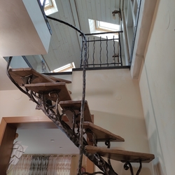 Geschmiedete Treppe mit der Strebegriffstange  Detailblick auf den Zugang zum Dachgeschoss