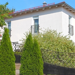 Balustrade forgée sur des fenêtres françaises d'une maison familiale en Allemagne + clôture forgée de UKOVMI Balustrade forgée sur des fenêtres françaises d'une maison familiale en Allemagne + clôture forgée de UKOVMI