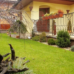 Balustrade simple forgée sur la terrasse d'une maison familiale - balustrade pour l'extérieur Balustrade simple forgée sur la terrasse d'une maison familiale - balustrade pour l'extérieur