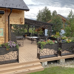 Balustrade extérieure luxueuse avec des pots de fleurs, abri et mobilier de jardin fabriqués sur mesure pour un client Balustrade extérieure luxueuse avec des pots de fleurs, abri et mobilier de jardin fabriqués sur mesure pour un client