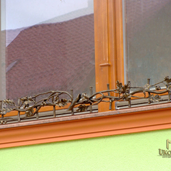 A wrought iron flower stand - Oak motif A wrought iron flower stand - Oak motif