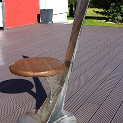 Chaise design en acier inoxydable pour la terrasse.
