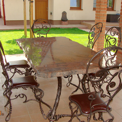 Meubles d'extrieur en fer forg. Salle à manger pour la terrasse. Table en fer forg et marbre. Les chaises en fer forg et cuire.