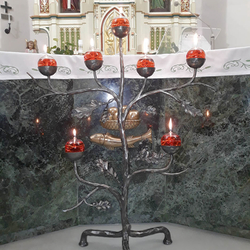 Bougeoir artistique avec motif naturel dans une glise à l'est de la Slovaquie