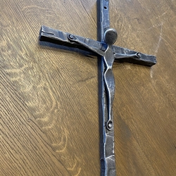 Le crucifix forg mural comme symbole du christianisme