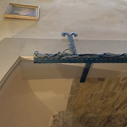Détail de la quincaillerie sur des vitrines en verre dans un bâtiment historique Détail de la quincaillerie sur des vitrines en verre dans un bâtiment historique