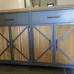 Poignes forges sur une commode dans le hall dentre dune maison familiale  meubles forgs