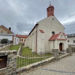 Die Umzunung der rmisch-katholischen Kirche, die im 13. oder 14. Jahrhundert aufgebaut ist, mit handgeschmiedetem Kreuz