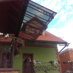 Couverture forge des balcons d'une maison individuelle
