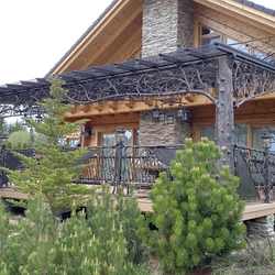 Vue d'ensemble de la toiture exceptionnelle de la terrasse d'un chalet des Tatras