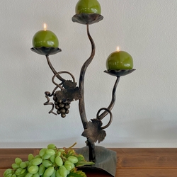 Chandelier en fer forg avec motif de vigne  une dcoration symbolisant labondance et la joie de vivre