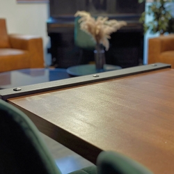 Tables en mtal avec du bois dans la salle de confrence