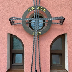 Croix murale en fer forg sur la Maison de la vieillesse paisible à Lipany, Slovaquie