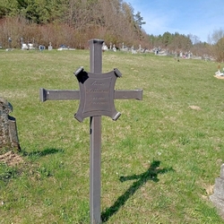 Einfaches Kreuz auf dem Grab Einfaches Kreuz auf dem Grab