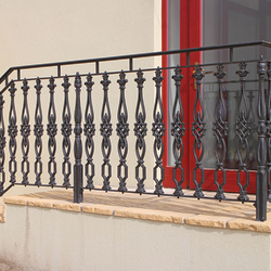 Balustrade forgée pour l'extérieur - balustrade en fonte sur une maison bourgeoise Balustrade forgée pour l'extérieur - balustrade en fonte sur une maison bourgeoise