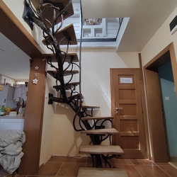 Escalier de luxe avec le sceau UKOVMI dans l'intrieur d'une maison familiale - escalier en fer forg
