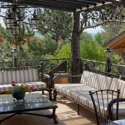Assise de terrasse exclusive - table et bancs forgs à la main dans une maison de montagne des Tatras