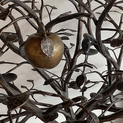 Bougeoir forg de luxe Tentation - arbre avec serpent et pomme - dtail.