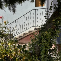 Balustrade forgée moderne sur les escaliers à l'entrée de la maison familiale - balustrade extérieure Balustrade forgée moderne sur les escaliers à l'entrée de la maison familiale - balustrade extérieure