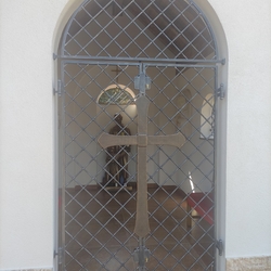 Grilles forges avec une croix sur une chapelle