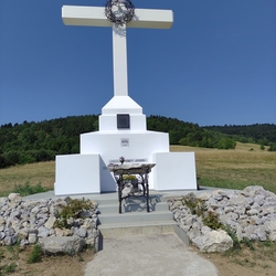 Geschmiedete Dornenkrone am Kreuz und geschmiedeter Altar