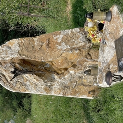 Statue du Christ Ressuscit et une plaque avec des inscriptions et une photographie sur la pierre tombale