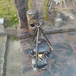 Bougeoir commmoratif pour une tombe - chaudron artistique avec une cuillère, un foyer et une description