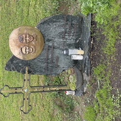 Monument  pierre tombale avec une croix forge, des inscriptions et une photographie