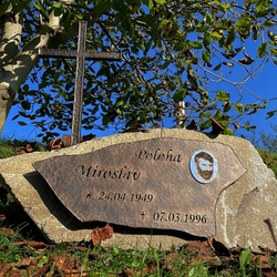Plaque forge avec inscription et photographie, croix forge et rose sur la pierre tombale