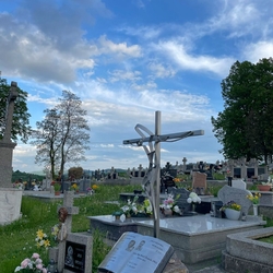 Denkmal mit einem Buch, errichtet zum Gedenken an zwei Priester Denkmal mit einem Buch, errichtet zum Gedenken an zwei Priester